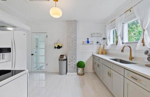 Coco's Cozy Cabana - Hot Tub Walk to Downtown - Foto 13