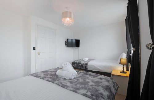 New! Spacious Retreat for 10 Perfect for Families! - Photo 18