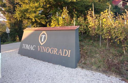 Plesivica Hillside Holiday Home With Hot -tub - Foto 37