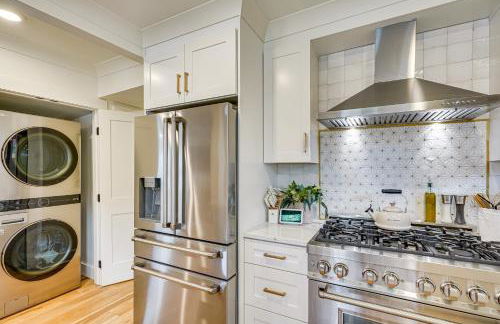 Dtwn Retreat with Game Room! Walk to Hampton Park - Foto 9