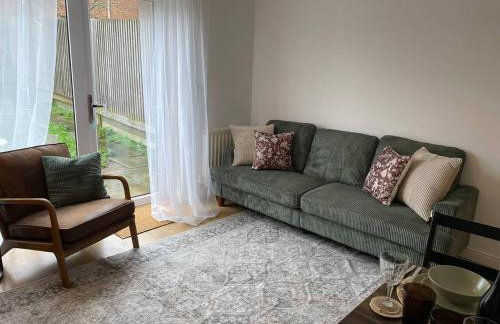 Ashford 4-Bed Townhouse with Garden and Parking - Foto 21