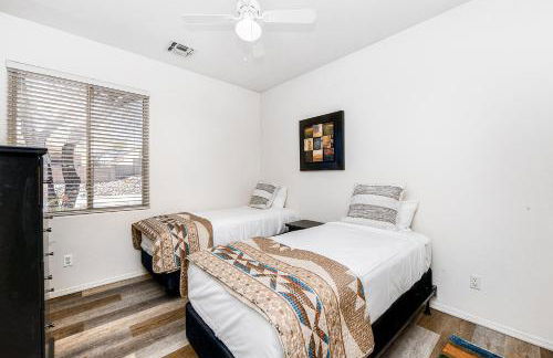 Remodeled modern beauty backs to open desert with mountain views & home theatre - Foto 24