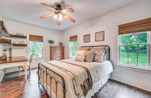 Historic Farmhouse Near Mountains and Colleges! - Foto 27