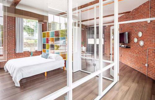 Jennifer's Historic Loft Glass Bedroom - Foto 15