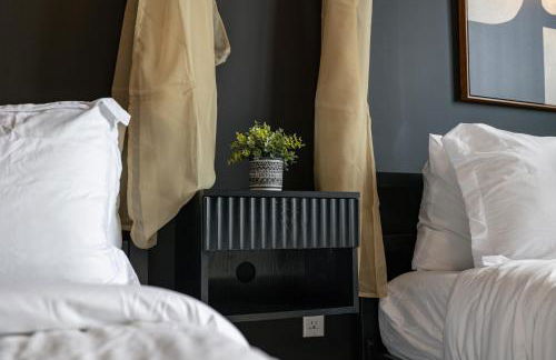 2BR 2BA, King bd, Gym, Free Parking, 8min to Train - Foto 46