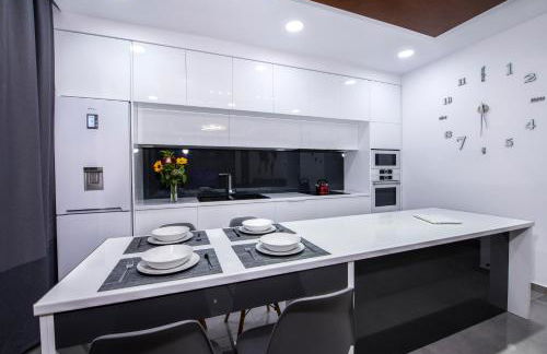 TWIN'S HOME LUXURY SUITES - Photo 6