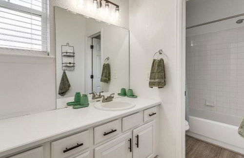 Seasonal Pool, Balcony Quiet and Cozy Aurora Condo! - Foto 23