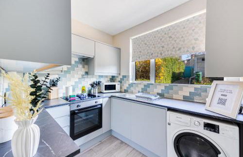 Charming Detached Bungalow - Close to Town Centre - Driveway Parking, Self-Check-In, Fast WiFi and Garden by Yoko Property - Photo 14