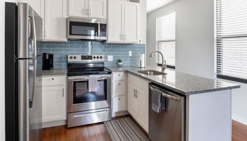 OTR, QUEEN Bed, 50in TV, Workspace, Near Lightrail - Foto 2, stove, dishwasher, toaster