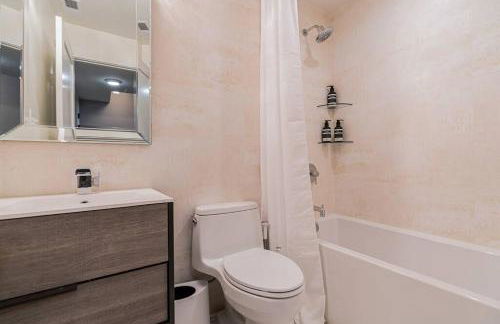 Urban Oasis 3 BDR 2 and Half Baths Queen Sofa Bed in Living room and Free Parking - Foto 12