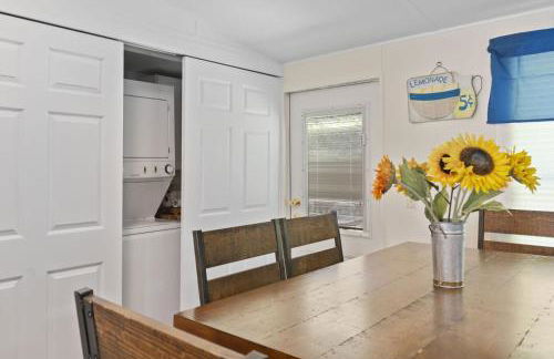 Spacious 2BR Retreat-10 minutes to the Beach! Pet Friendly! - Foto 23
