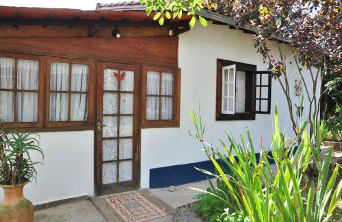 Casa COMPLETA, 2 quartos, Estacionamento GRATUITO, WIFI 300MB, frigobar, microondas, fogão e jardim - Foto 13