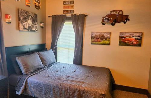 King Bed In Main Floor - Downtown Vacation Rental - Foto 28