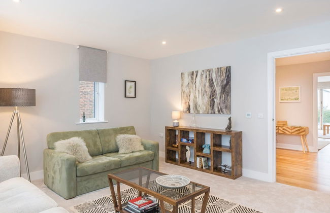 Stylish new Home With Parking - King Beds Garden - Foto 19