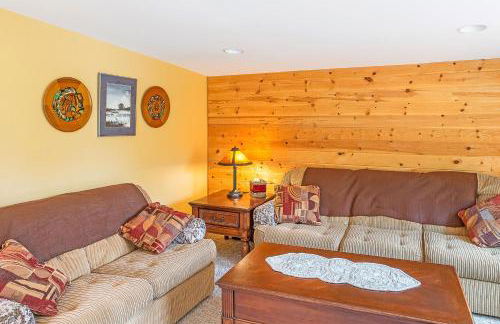 Cozy 2BR cabin near beach with deck fireplace. - Foto 17