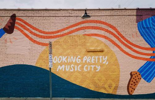 *NEW* Charm on Church ~ Cozy, Modern, Downtown Apt - Foto 9