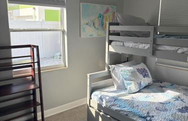 Cheerful 7 Bdrm Home with Private Pool One Block from Beach - Foto 17