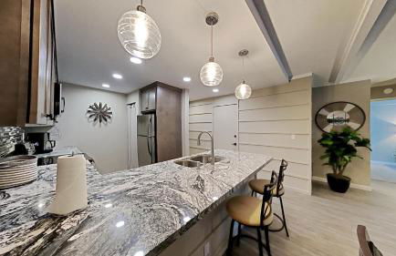 Slopeside & Spacious Home WITH Parking - Foto 9