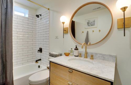 Private Pool and Hot Tub Luxe Unit Near UTA Train! - Foto 10