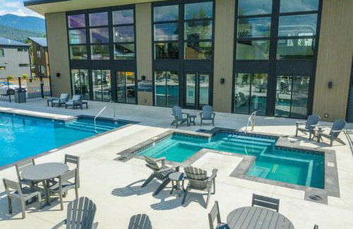 LUX Modern Chalet, Pool & Hot Tub, 10 Mins to the Mountain & Incredible Views - Photo 9