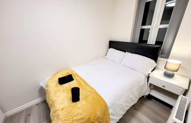 Large Modern House with Parking - Photo 3