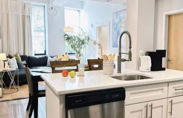 Spacious 3B2B Downtown Apt, Kitchen and Laundry, Walk to PPAC & Convention Center - Foto 1