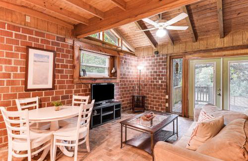 Riverfront Anglers Cabin in Fairhope with Deck! - Foto 6