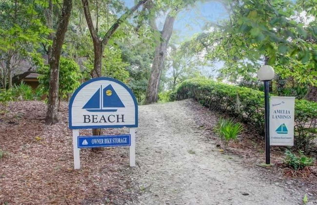 Secluded Condo with Peaceful Wooded Views and Easy Access to the Beach by RedAwning - Foto 32