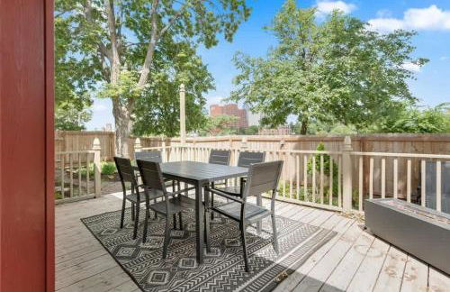 City Oasis Awaits Cozy DT Home With Hot Tub Vikings - Foto 1