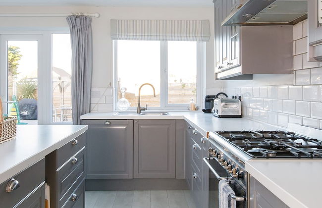 4BR Beach House Sleeps 10 - 5 Mins Walk to the Sea - Foto 11