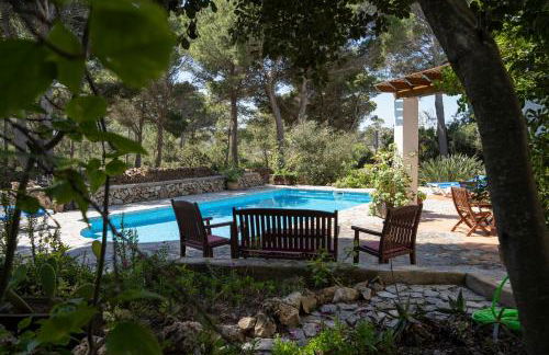 Villa en Cala Morell con piscina privada en el bosque - Foto 23