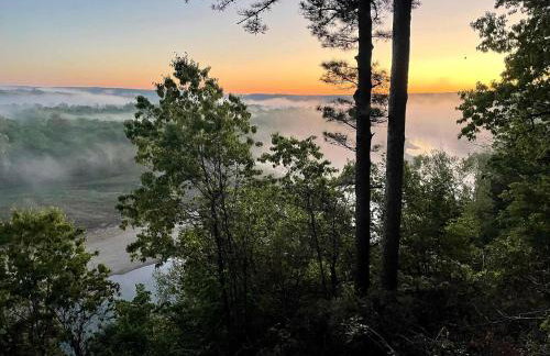 Secluded Riverfront Cabin with Bluff Views, Gated Privacy & Scenic Trail Access in Tahlequah, Oklahoma - Foto 5