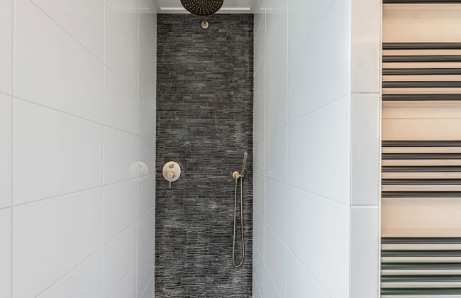 Fantastic Chalet Near Open Waterways, hot tub - Photo 21