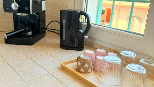 Azure Oasis with parking near the airport & beach - Foto 4