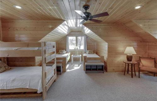 Large Log Home on Lake with Hot Tub - Foto 23