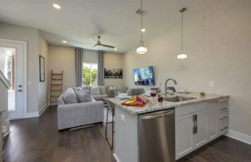 Luxury four-story Home with Rooftop views, 10min to Downtown! Sleeps 12! - Photo 7