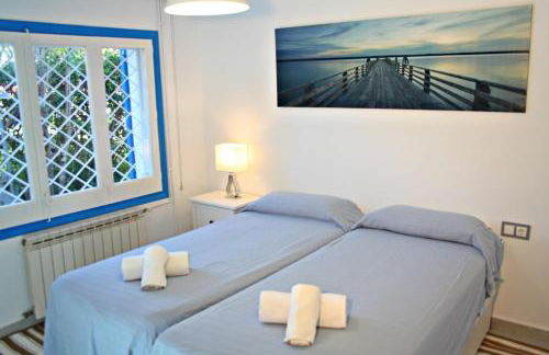 Superb Seafront Villa - Photo 17