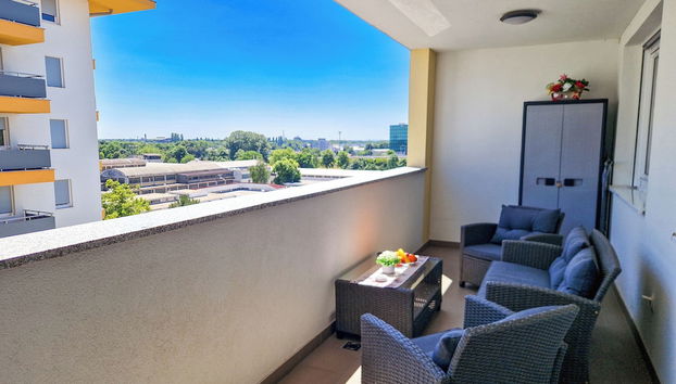 Modern Oasis With Terrace - Photo 4, Property grounds