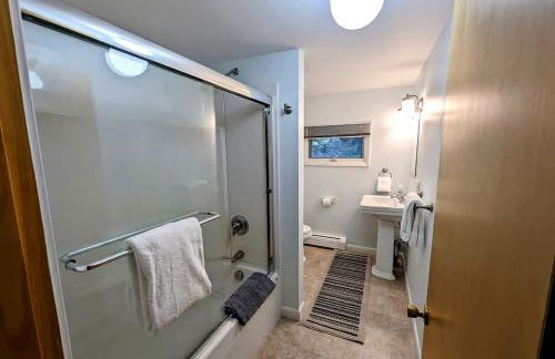 Oceanfront Cottage with Fire Pit & Direct Water Access Near Acadia National Park in Hancock, Maine - Foto 43