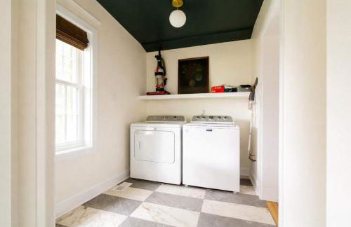 Speakeasy Family Retreat with Skyline Views - Foto 21