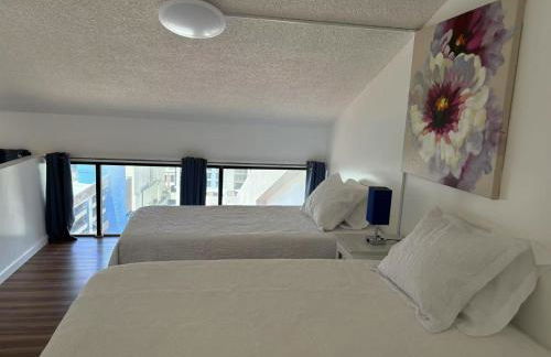 Downtown 2BR Huge Patio Free parking WiFi - Foto 13