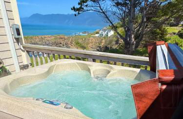 Cozy Oceanview! by OceanviewHotTubs Oceanfront! Shelter Cove, CA Tesla EV station - Foto 1