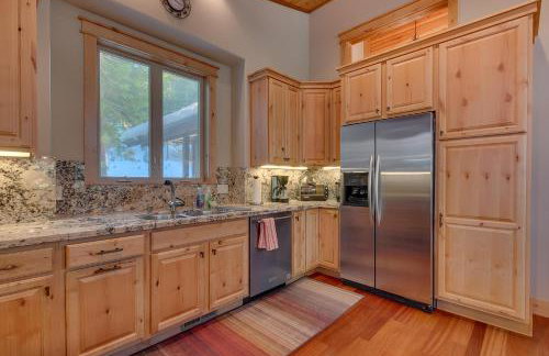 Skislope Manor - Spacious Tahoe Donner 4 BR with Gorgeous Home Theater and Hot Tub - Foto 10