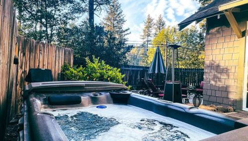 The Nest Serene Sanctuary w Hot Tub Fireplace Grill Hammock Outdoor Fire Feature Fully Fenced Yard AC Pets Ok - Foto 4