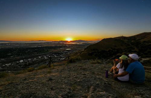 Relaxed Hillside Retreat with Hot Tub and Skyline Views - Foto 41