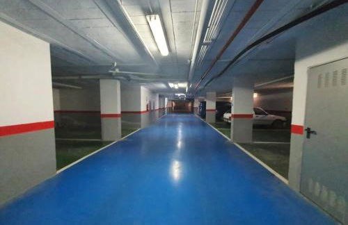 Bajo con jardín a pie de playa y piscina comunitaria con jacuzzi - Foto 36