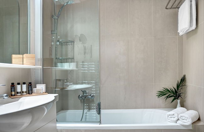 Blazer Suites Hotel - Photo 7