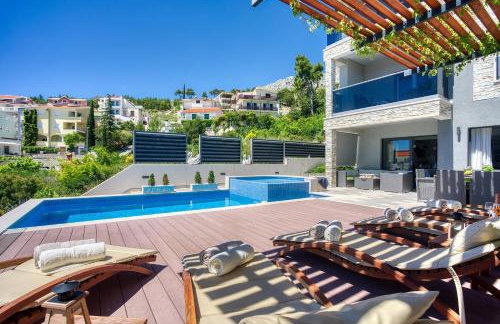 LUXURY VILLA PARADISE 120m from sandy beach, heated pool, billiard, max 12 pax - Foto 8