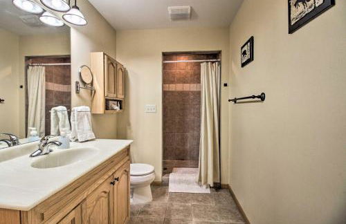 Cabin with Fire Pit and Movie Room, 1 Mi to Lake - Foto 34