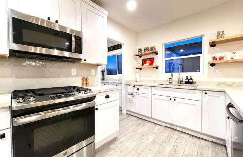 King Bed-Private Yard-Driveway Parking - Photo 4